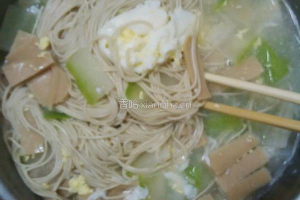 节瓜鸡蛋鸡肉肠汤面的做法图解5