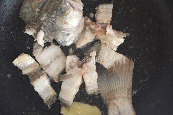 番茄鲈鱼汤的做法图解3