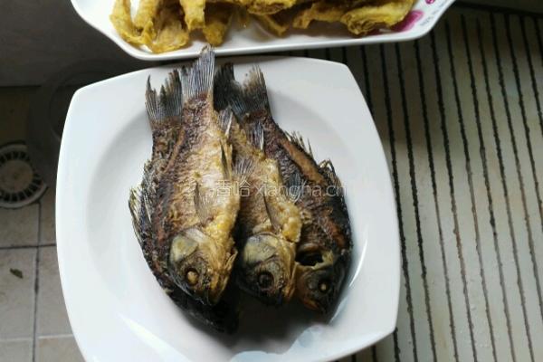 葱烧鲫鱼的做法图解1