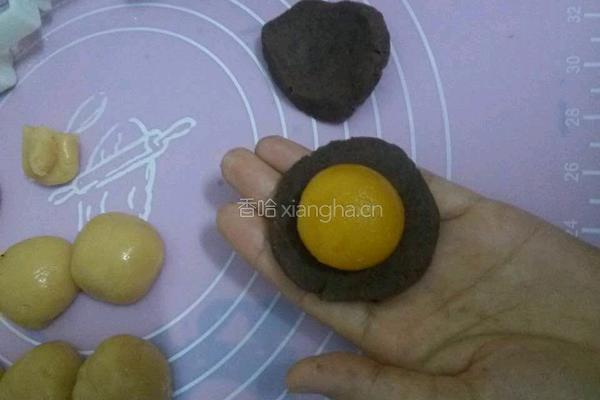 广式豆沙蛋黄月饼的做法图解5