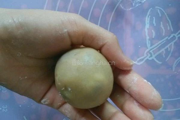 广式豆沙蛋黄月饼的做法图解8
