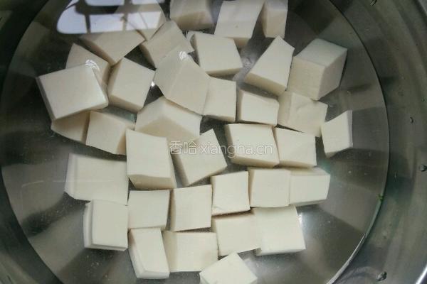 小白菜豆腐汤的做法图解1