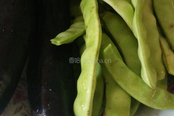 豆角茄子焖面的做法图解1