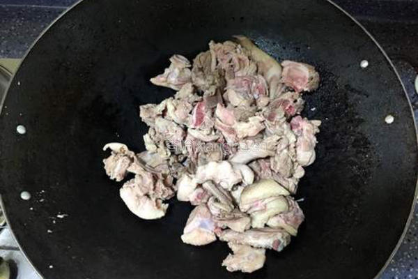 啤酒烧鸭的做法图解1