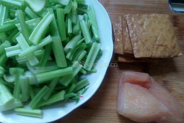 香干里脊炒芹菜的做法图解1