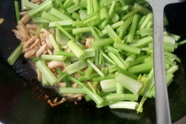 香干里脊炒芹菜的做法图解2