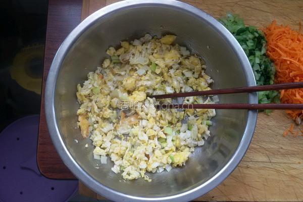 烫面素馅锅贴饺子的做法图解7