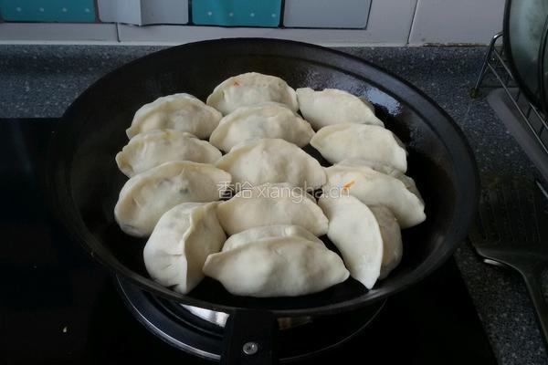烫面素馅锅贴饺子的做法图解12