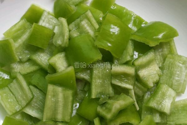 农家小炒肉（青辣椒炒肉）的做法图解1