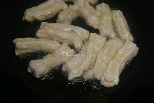 炸油条的做法图解4