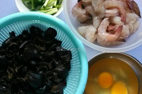 木耳虾仁炒蛋的做法图解1