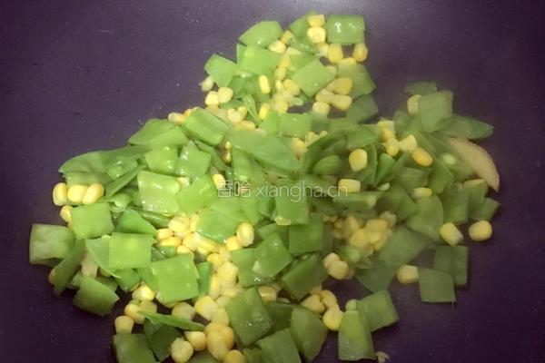 鹅黄嫩绿-荷兰豆炒玉米粒的做法图解4
