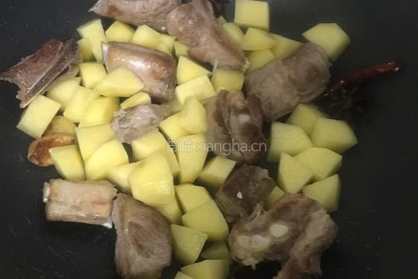 排骨烧土豆的做法图解6