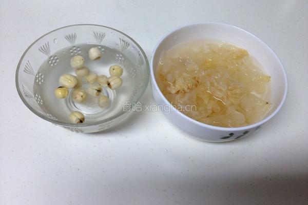 银耳莲子羹的做法图解2