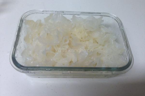 银耳莲子羹的做法图解3