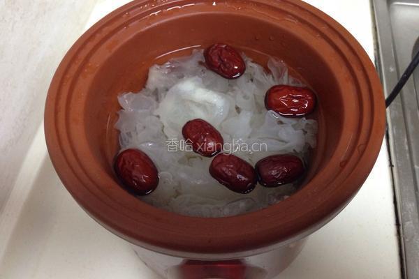 银耳莲子羹的做法图解5