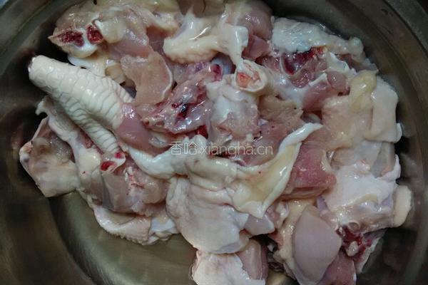 蘑菇炒鸡肉的做法图解1