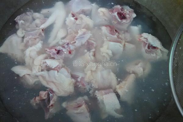 蘑菇炒鸡肉的做法图解3