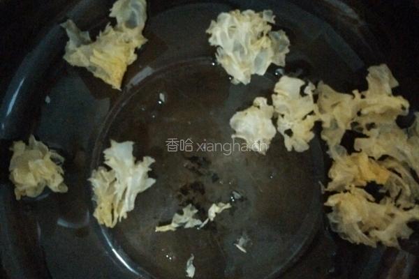 银耳莲子羹的做法图解2