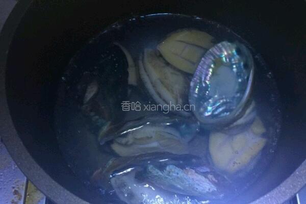 鲜鲍鱼瘦肉汤。 的做法图解4