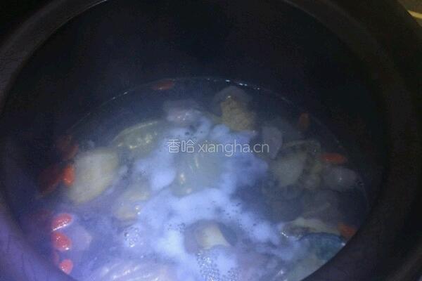 鲜鲍鱼瘦肉汤。 的做法图解6