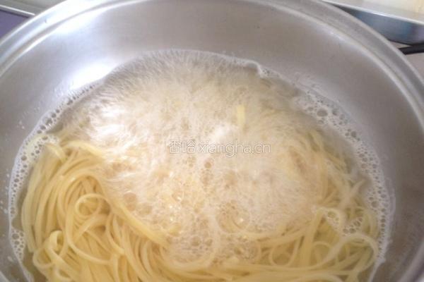 瘦肉玉米意大利面的做法图解2