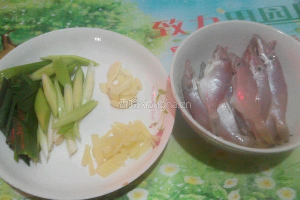 蒜香拨皮鱼的做法图解1