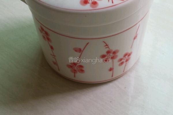 银耳雪梨红枣汤的做法图解1