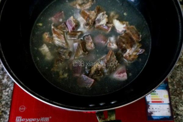 白萝卜炖腊排骨的做法图解2