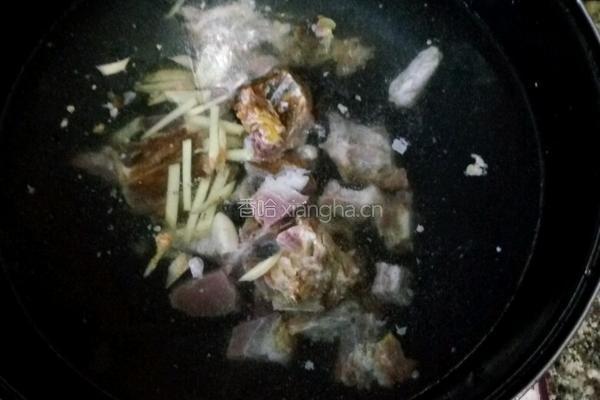 白萝卜炖腊排骨的做法图解3