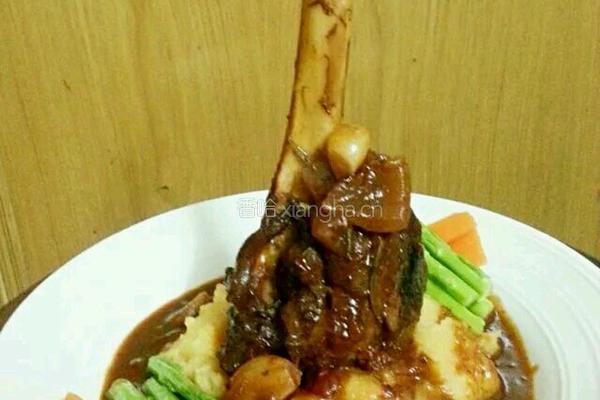 红酒烩羊腱子配蒜香土豆泥及时蔬的做法图解5