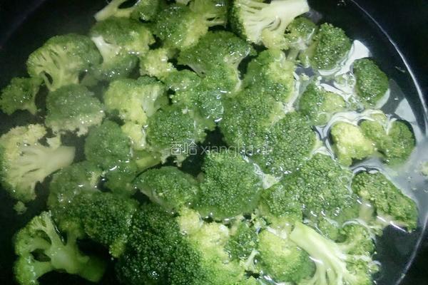 西兰花炒番茄的做法图解3