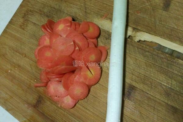 素炒木耳胡萝卜的做法图解2