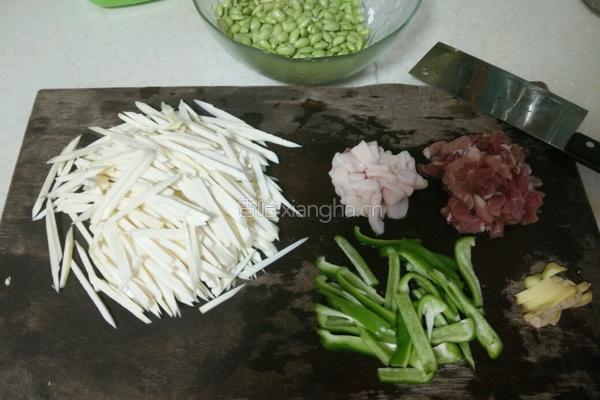 毛豆茭白炒肉丝的做法图解1