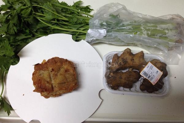 香芹炒鸡丝的做法图解1