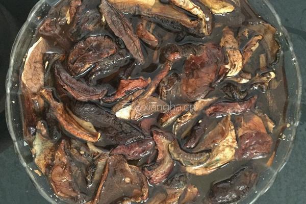 肉丝炒黑牛干菌的做法图解1