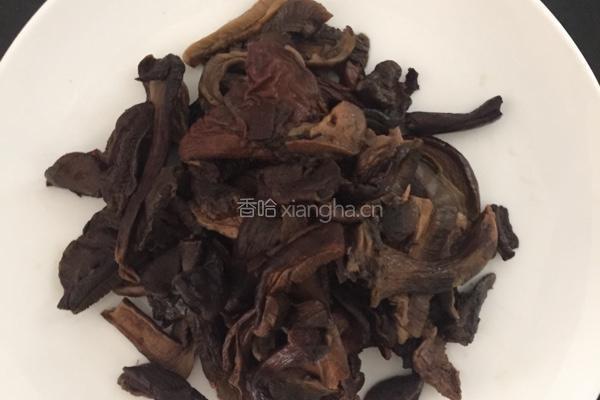 肉丝炒黑牛干菌的做法图解2