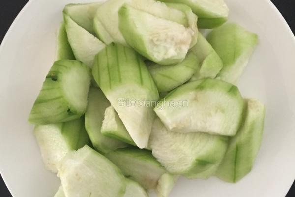 肉沫虾仁丝瓜汤的做法图解1