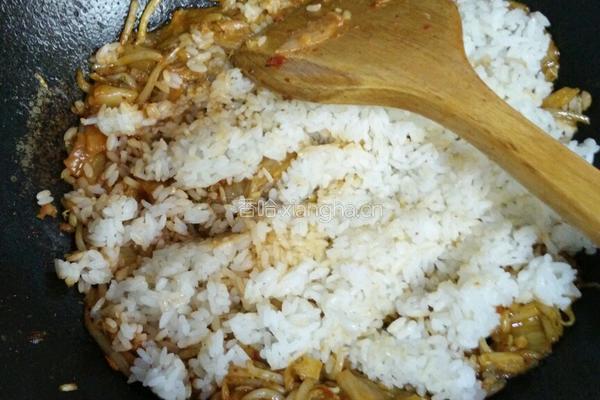 辣白菜炒饭的做法图解4
