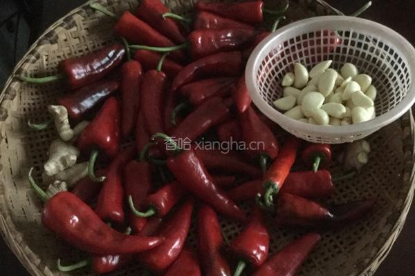 自制腌辣椒片的做法图解1