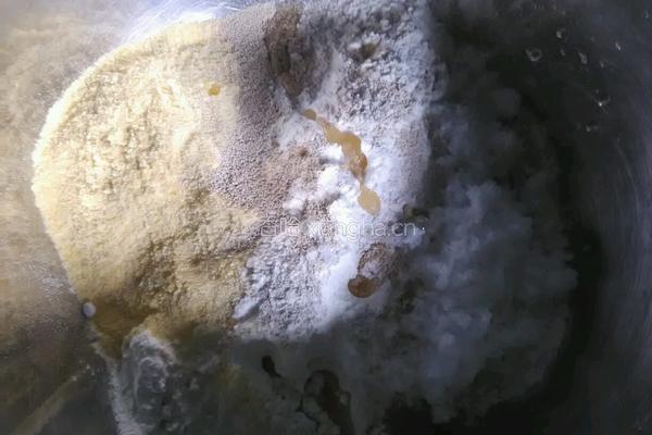 玉米面馒头的做法图解1