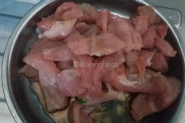 芹菜炒肉的做法图解1