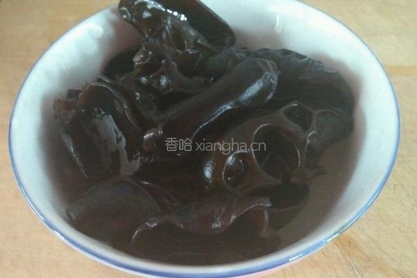 干虾仁炒木耳圆白菜的做法图解2