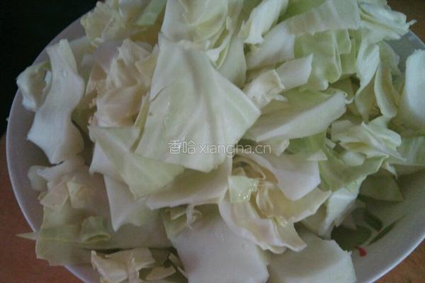 干虾仁炒木耳圆白菜的做法图解3