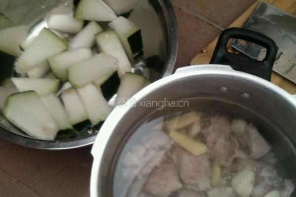 冬瓜薏仁骨头去湿汤的做法图解3