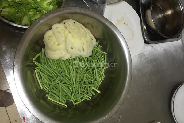 油辣子拌三样的做法图解2