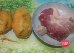 土豆煲肉的做法图解1