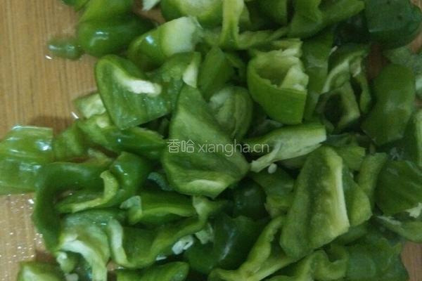 青椒炒肉的做法图解1
