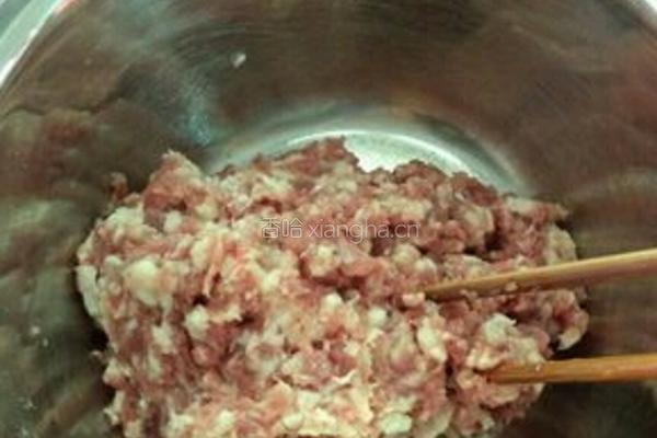 猪肉芹菜香菇包子的做法图解1