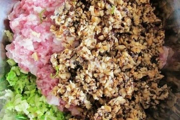 猪肉芹菜香菇包子的做法图解2